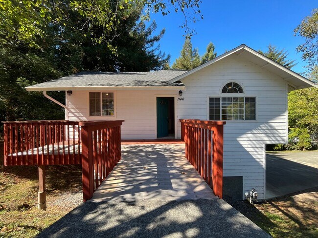 Building Photo - 1146 Vista Dr