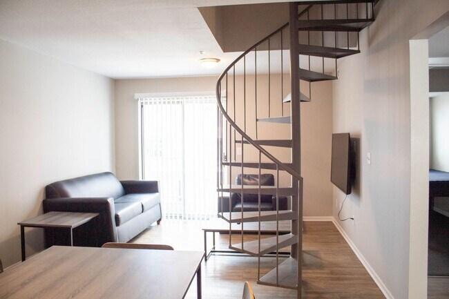 Interior Photo - 202 E Chalmers St