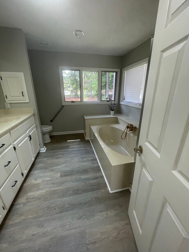 Building Photo - 750 Mimosa Dr