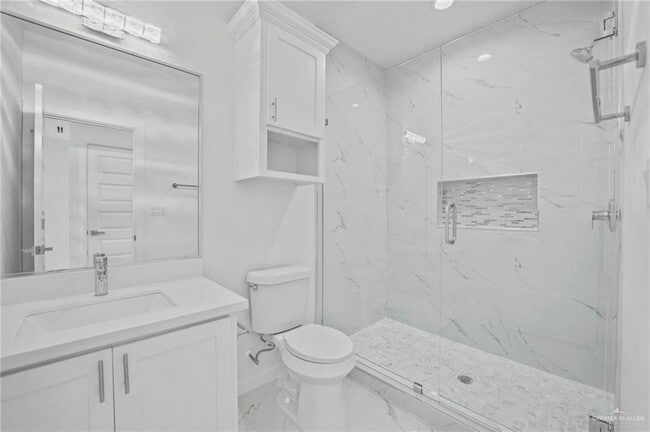 Building Photo - 17 E St