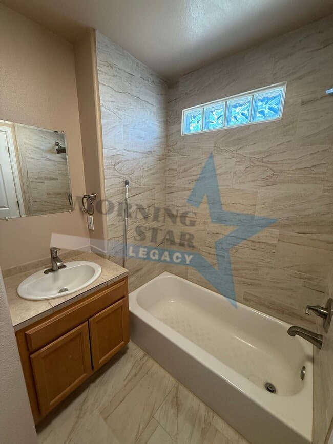 Building Photo - REDUCED & RENOVATED, LIKE NEW! Location & ...
