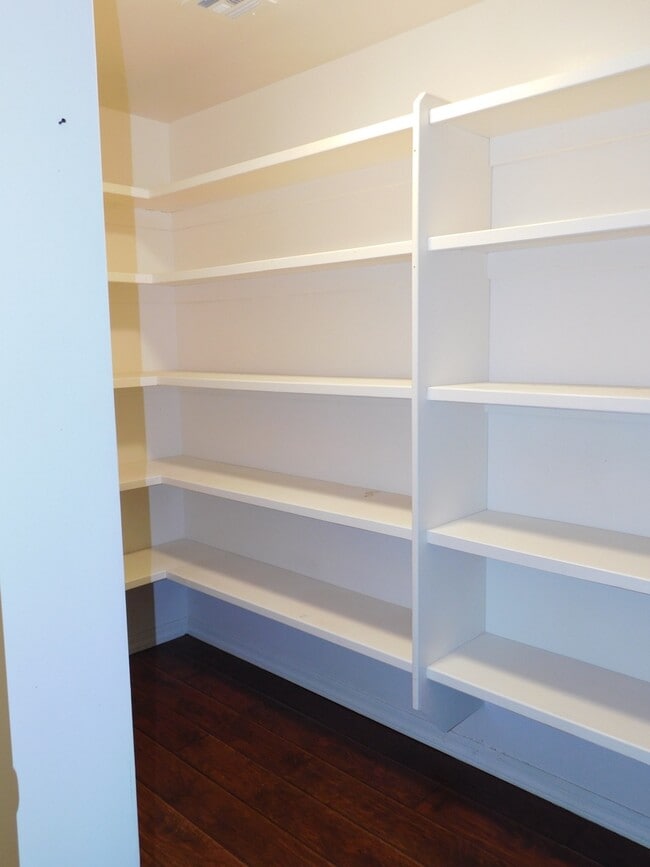 Building Photo - 4 BEDROOM HOME IN COLLEGE PARK!