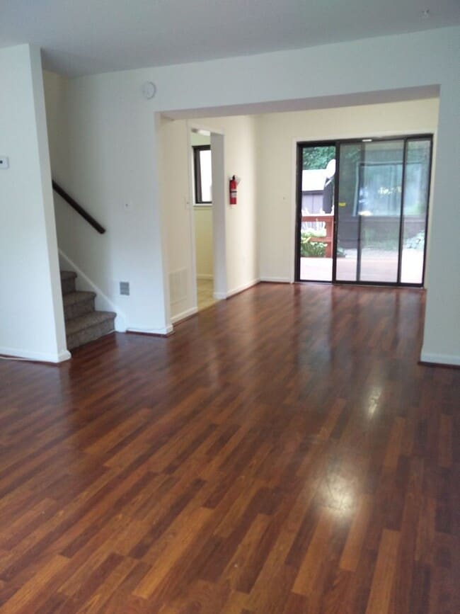 Building Photo - Spacious 3 bedroom house For Rent