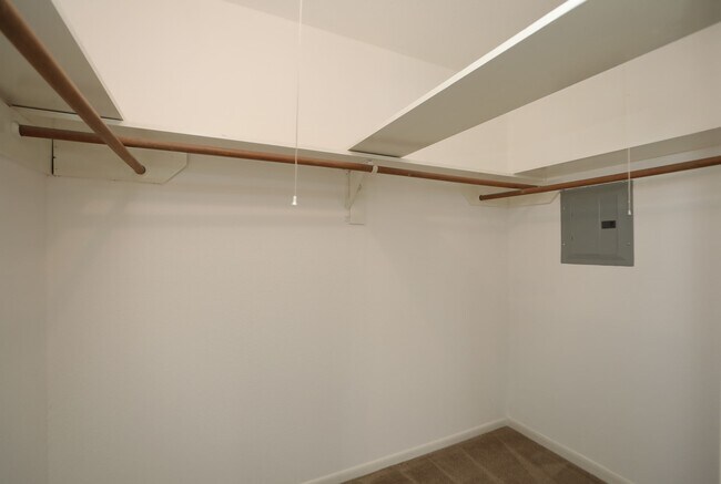 Building Photo - 17401 Red Oak Dr