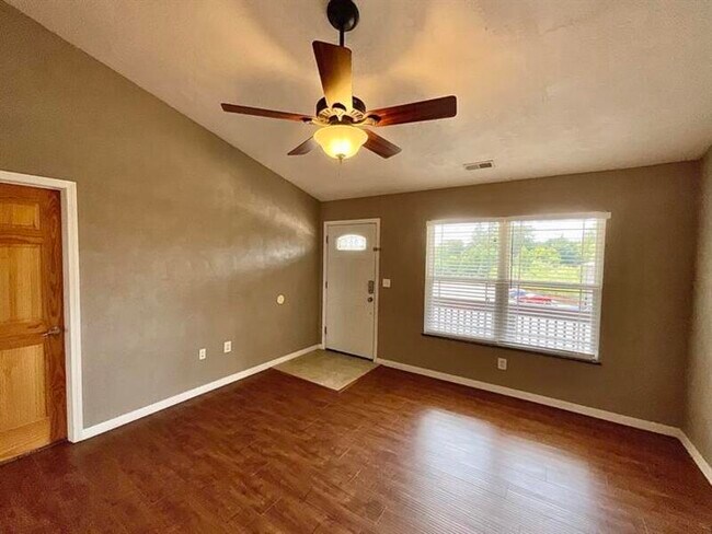 Building Photo - 819 Elm Way Ct