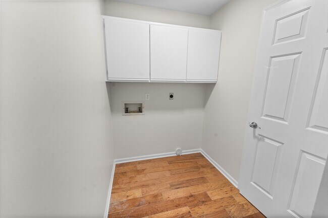 Building Photo - 983 Beverly Dr