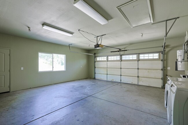 Building Photo - 5BR Home in Ramona Country Estates with Pool & Views