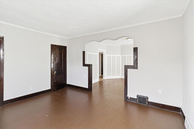 Building Photo - 1524 E 204th St