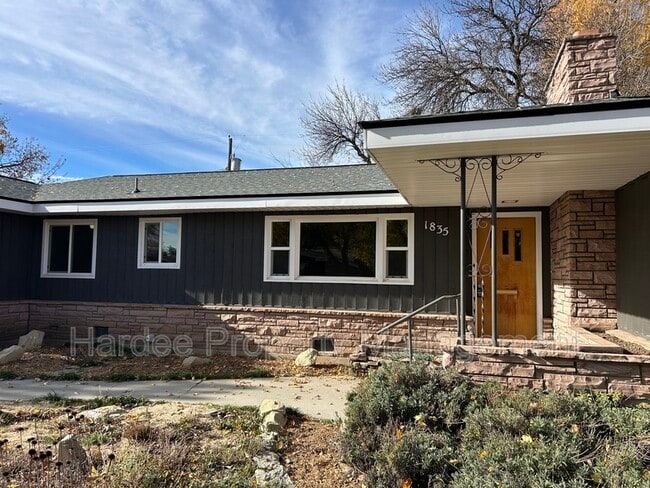 Building Photo - 1835 Broadmoor Dr