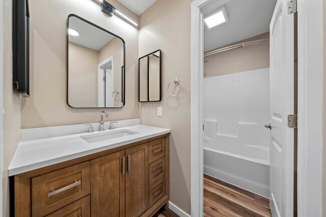 Building Photo - 2039-41 Bonita St