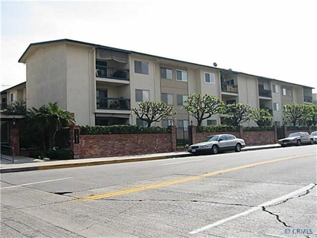 Building Photo - Second Floor Condo in Rossmoor Park Commun...