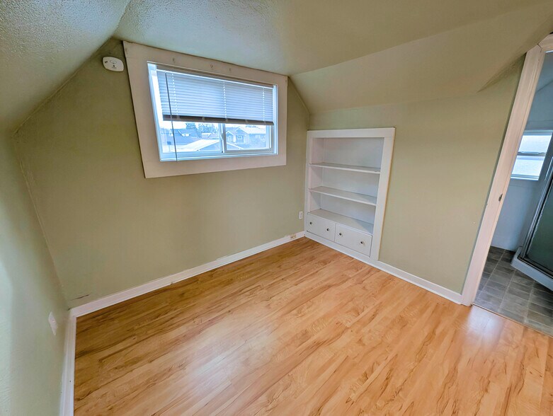 Building Photo - 306 2nd St NE