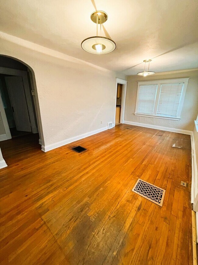 Building Photo - Darling 2 bedroom Bungalow