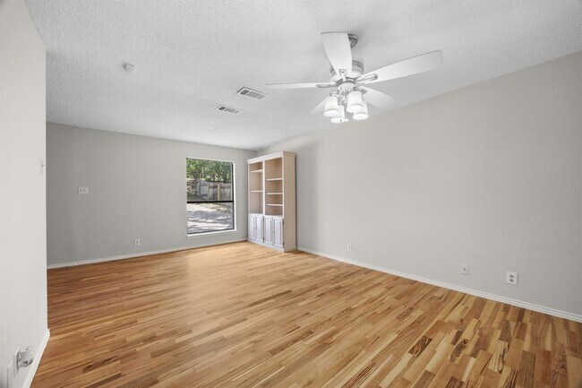 Building Photo - 2218 Bahama Rd