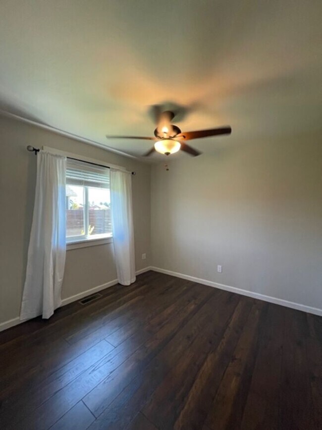 Building Photo - Custom Built 3 Bed/2 Bath Ranch Style Home!