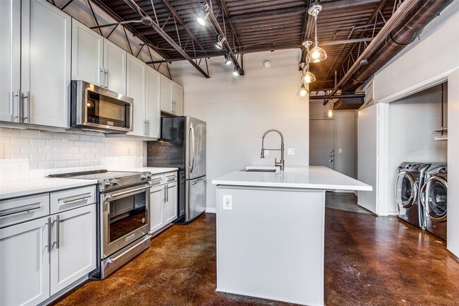 Building Photo - 3110 Thomas Ave