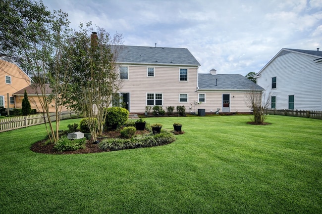 Building Photo - Beautiful 4 Bedroom Home with Fireplace & 2-Car Garage – Charlotte, NC