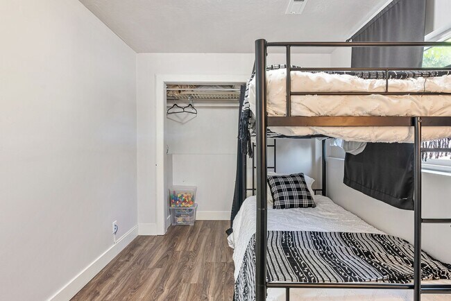 Building Photo - 5491 Saguaro Dr