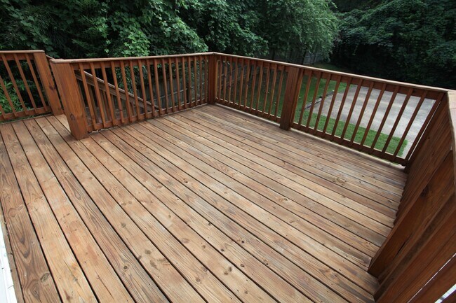 Building Photo - Conveniently Located Three Bedroom House Available this August!