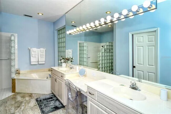 Building Photo - AVAILABLE JULY 1ST! Water & Golf Views in University Park Country Club with Pool and Spa!  3bed |...