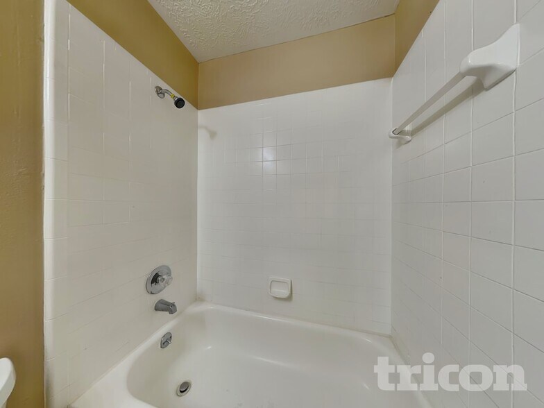 Building Photo - 6615 Laurel Glen Dr