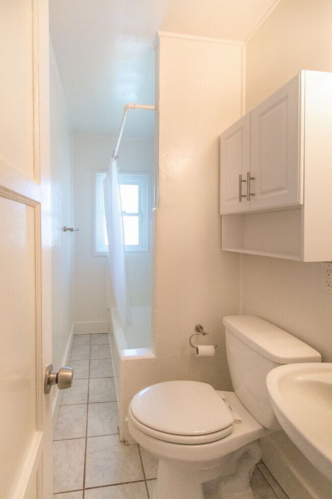 Building Photo - Charming 2 Bed /1 Bath Pacific Beach Duplex Near the Ocean & Bay!