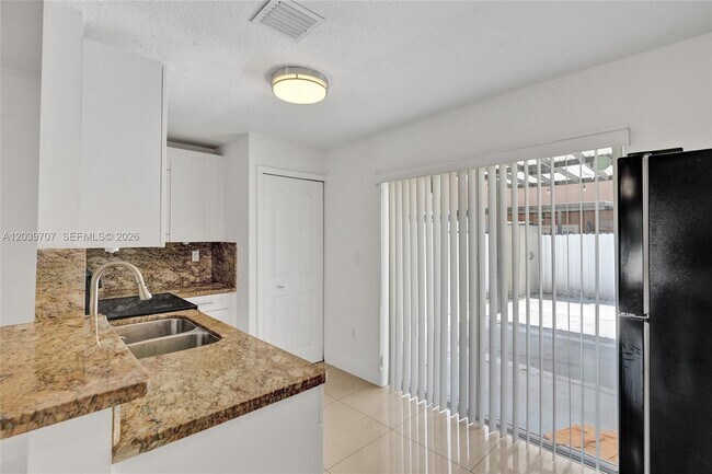 Building Photo - 990 NW 78th Ave