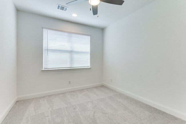 Building Photo - Modern 3 Bedroom / 2.5 Bath Townhome in Fo...