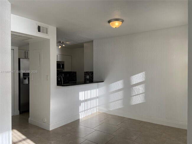 Building Photo - 2841 N Oakland Forest Dr