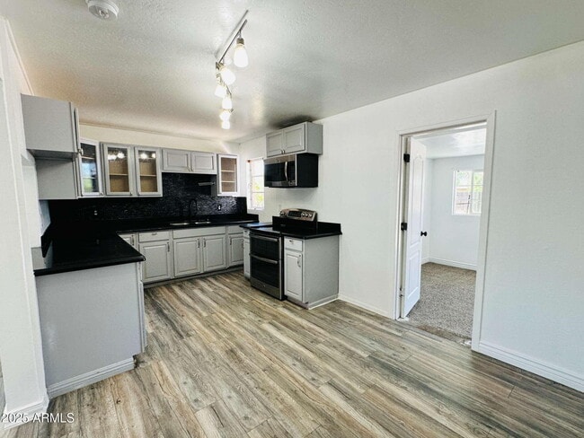 Building Photo - 316 N 84th Pl
