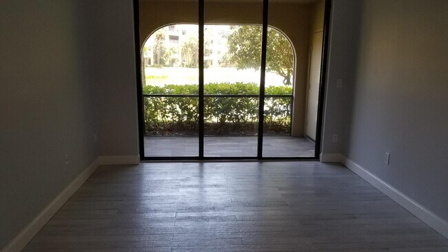 Building Photo - 300 Uno Lago Dr