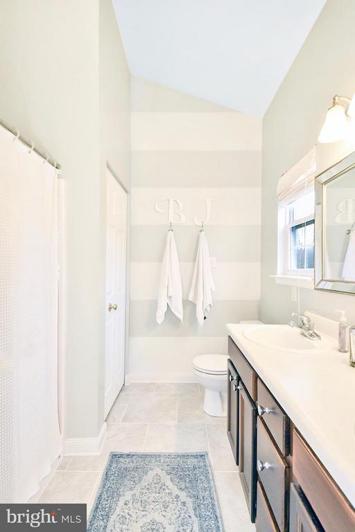 Building Photo - 102 Peregrine Ln