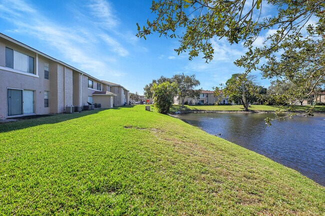 Building Photo - 906 Twin Lakes Dr