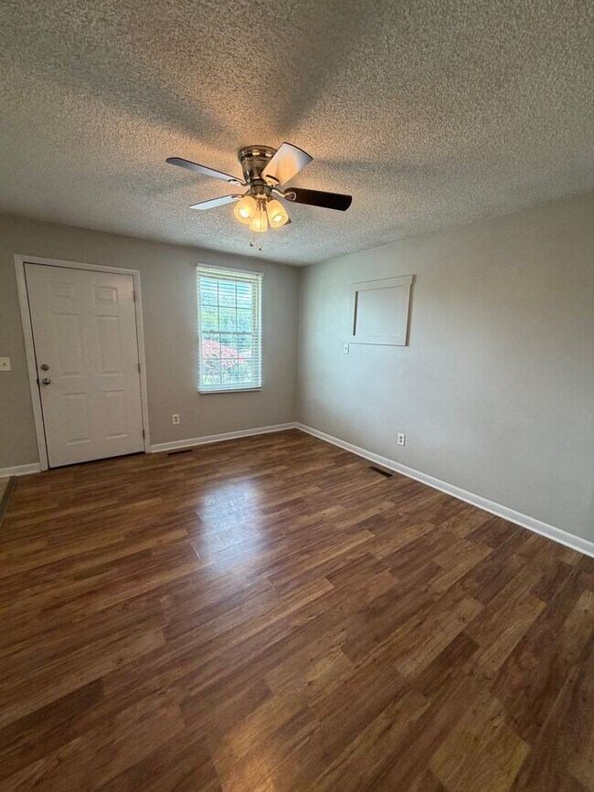 Building Photo - 212 Jay Dr