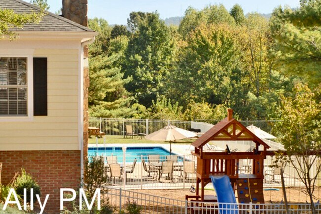 Building Photo - 1313 Villa Way