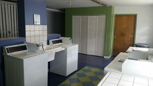 Building Photo - Edgewater Studio with Heat and Cooking Gas Included ~ No Security Deposit ~ Cat Friendly