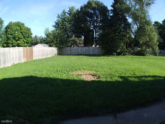 Building Photo - 2 br, 1 bath Duplex - 1985 52nd St SE