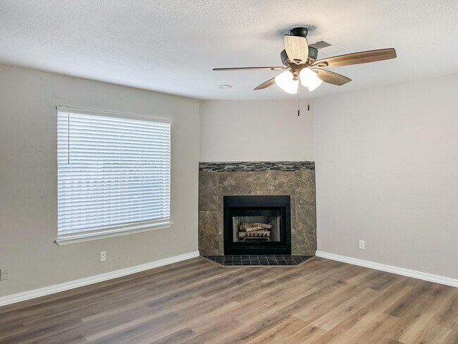 Building Photo - 1106 Arias Ave NW