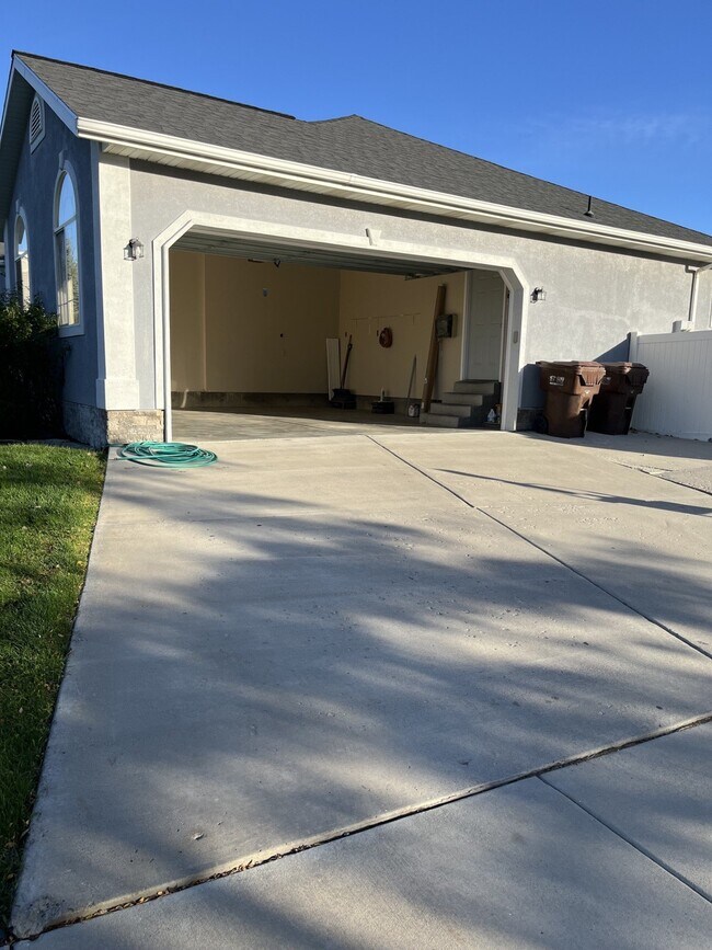 Building Photo - 1517 Falcon Ln