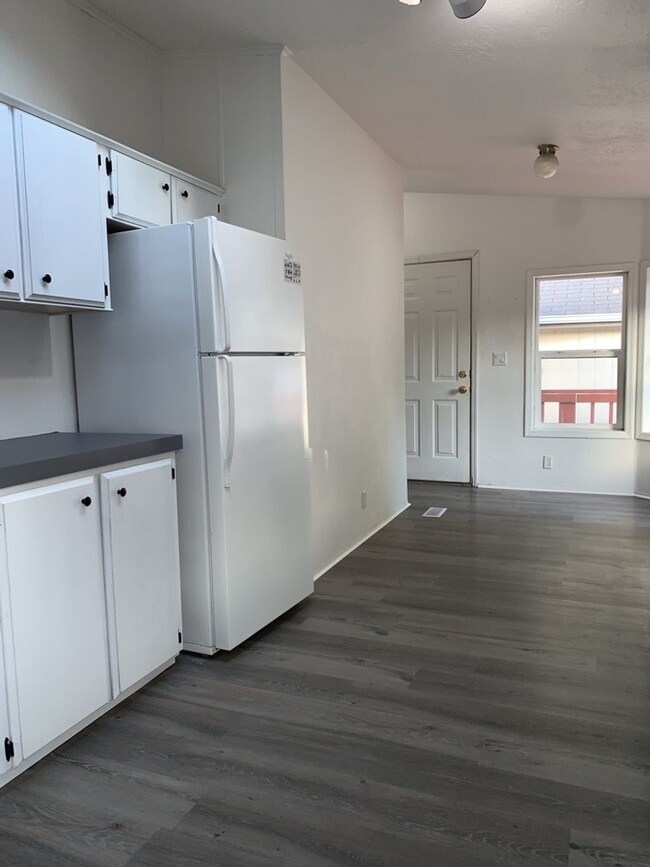 Building Photo - Smart Living, Smart Choice - manufactured 3bd/2Ba home w/detached garage!