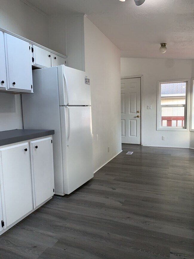 Building Photo - Stunning manufactured home w/detached garage!