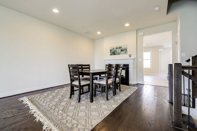 Building Photo - Updated 3br/2.5ba Condo Townhome Alexandria Walk to Metro