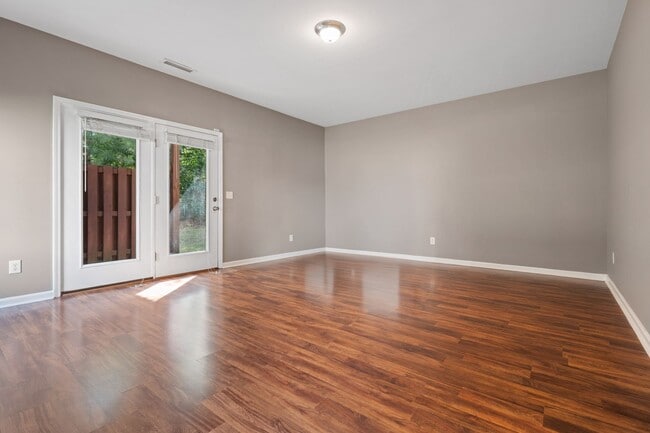 Building Photo - Stunning 3 Story Townhome in South Durham!