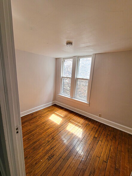 Building Photo - 3240 S Hoyne Ave