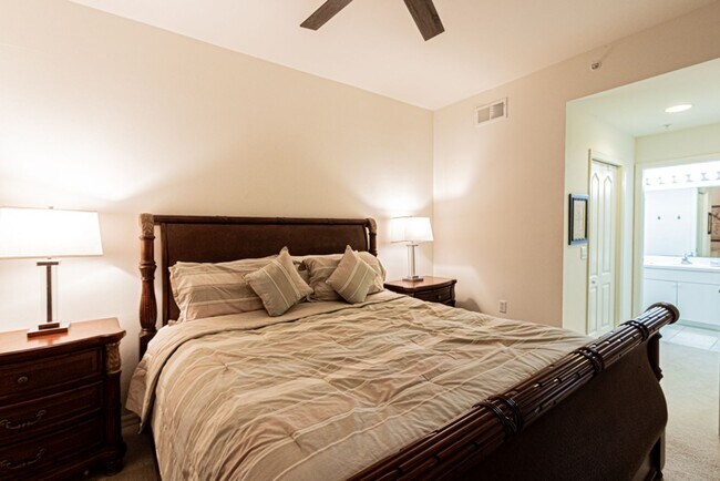 Building Photo - Seasonal Condo Rental At Golf & Country Club