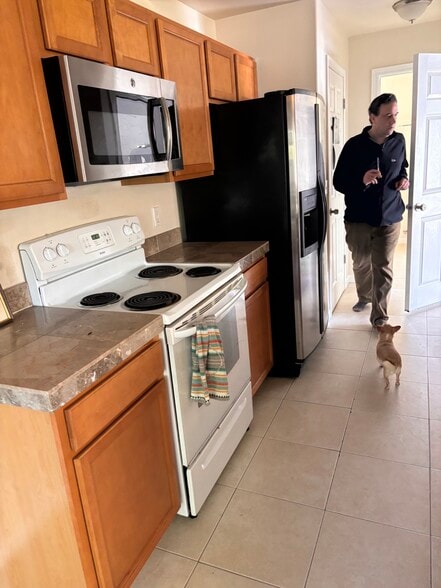 Building Photo - 657 N Main Ave