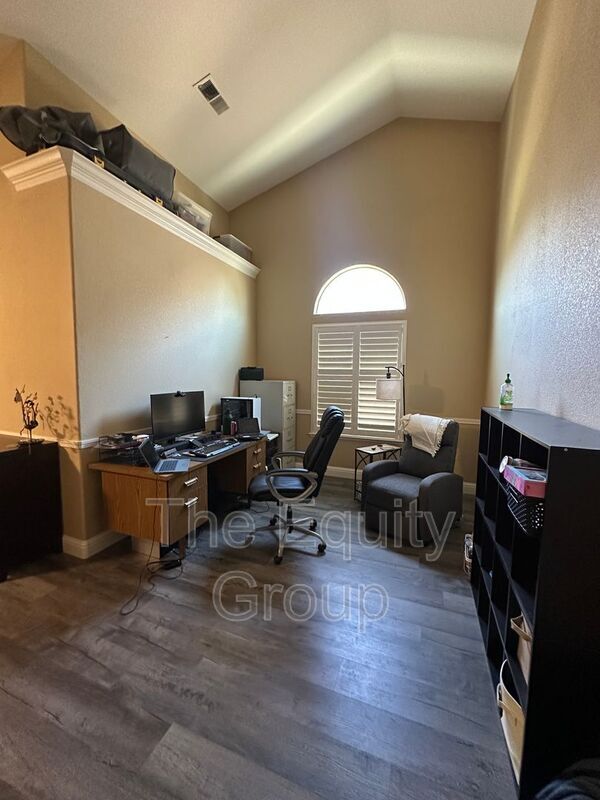 Building Photo - 6227 W Oak Ave