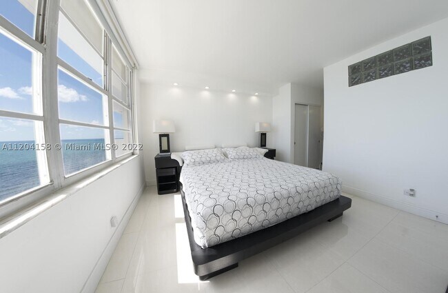 Building Photo - 5601 Collins Ave