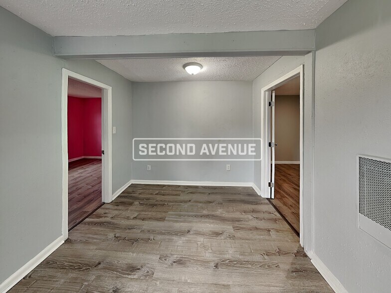 Building Photo - 7333 Roslyn Rd