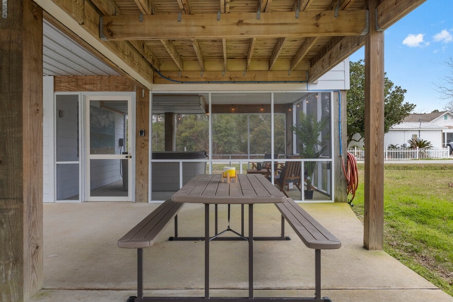 Building Photo - 304 Tide St